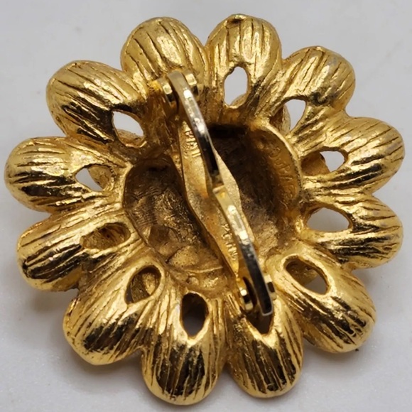 Vintage Dubarry Fifth Avenue Scarf Clip Flower Gold Tone Metal Round - Picture 2 of 4